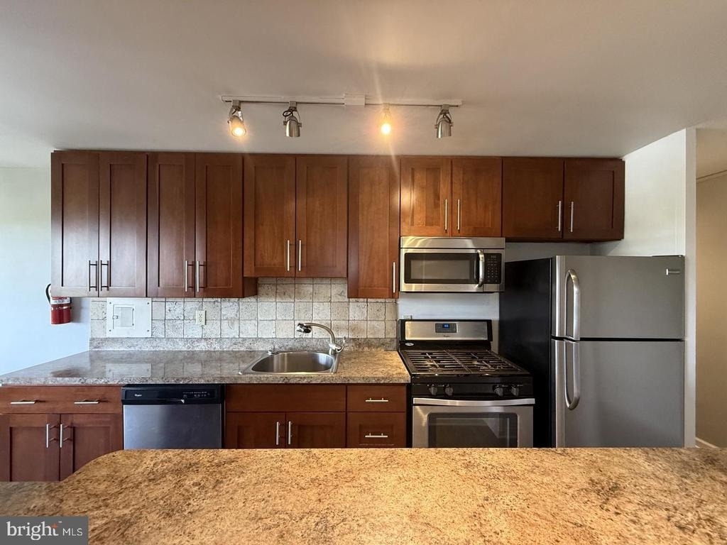 901 Barclay Towers - Photo 1