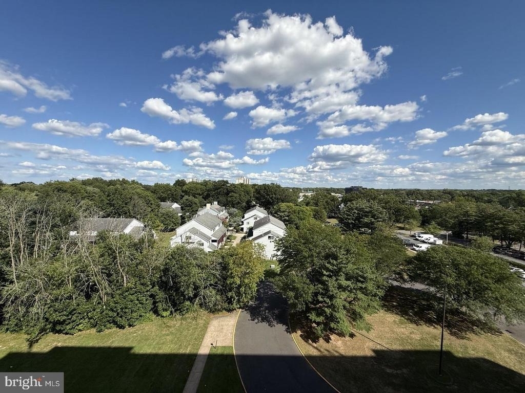 901 Barclay Towers - Photo 14