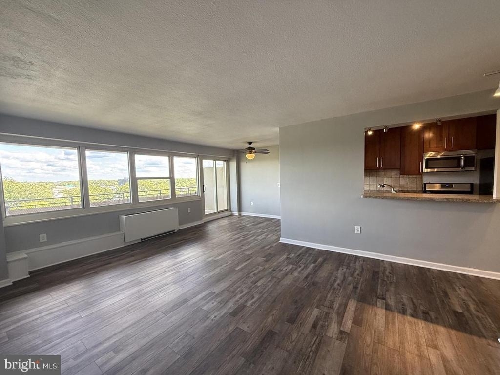 901 Barclay Towers - Photo 3
