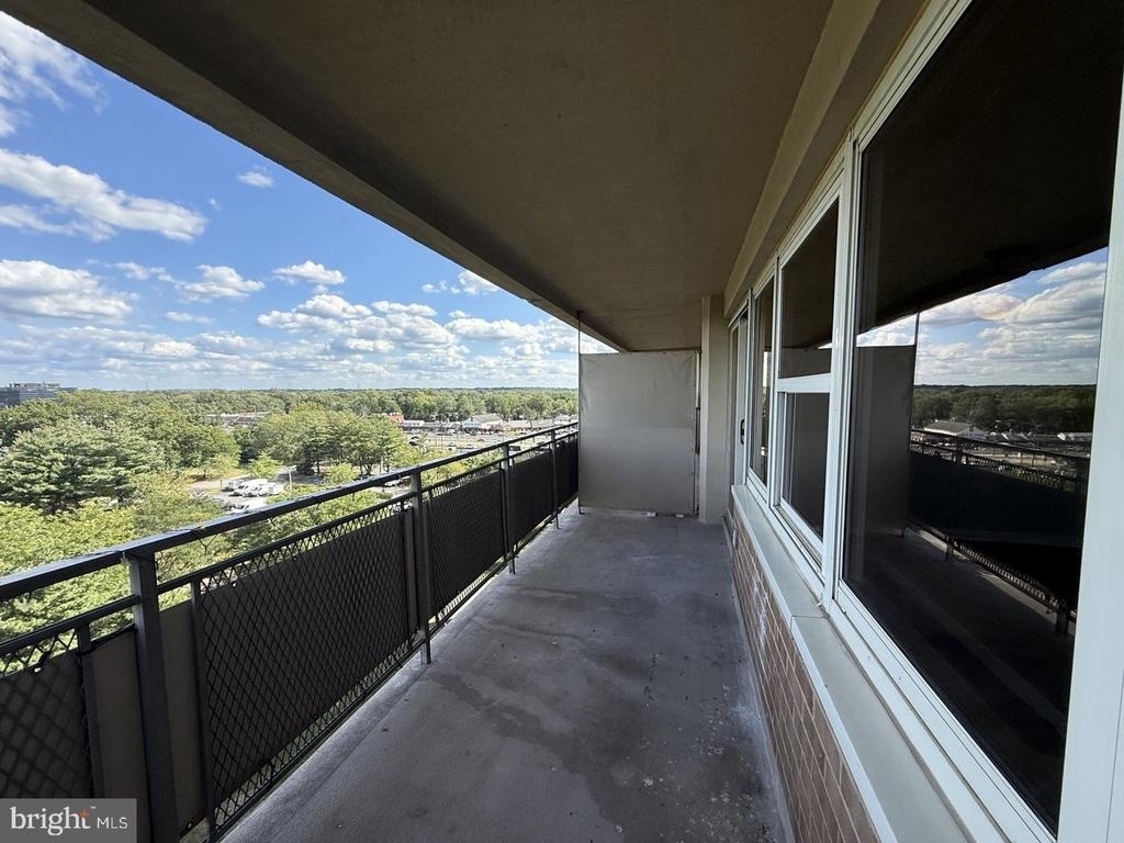 901 Barclay Towers - Photo 16