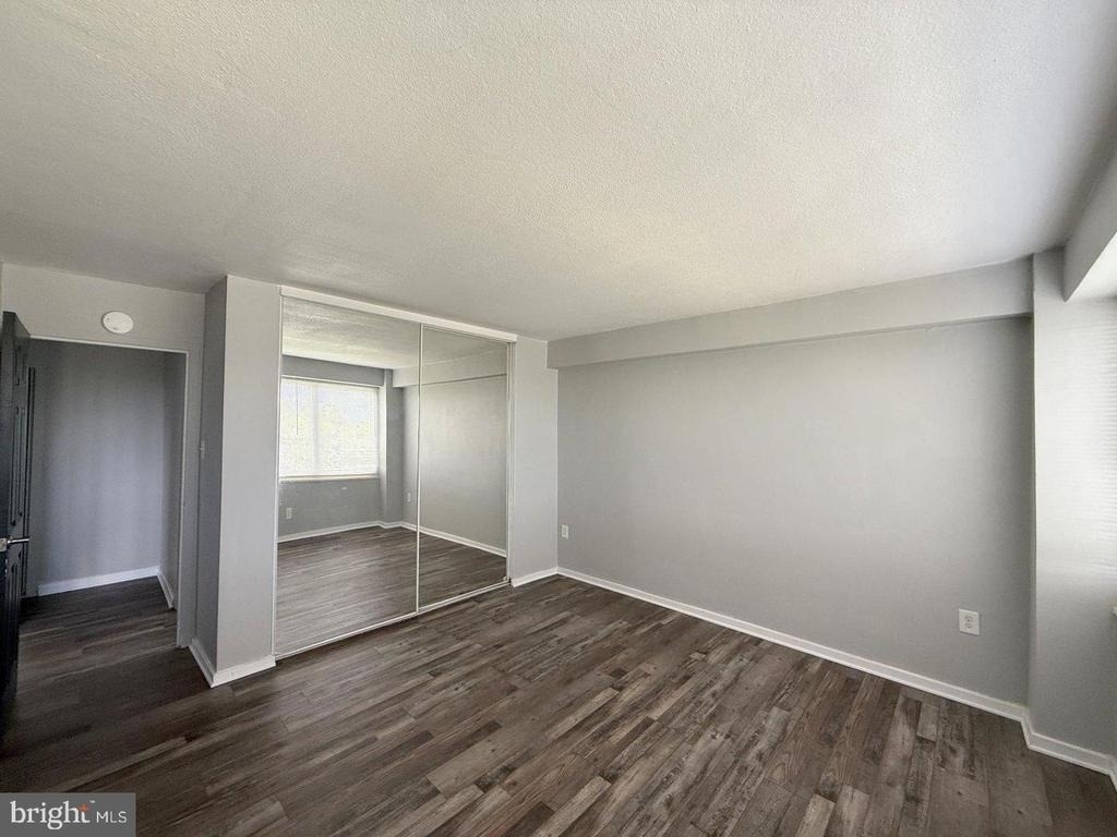 901 Barclay Towers - Photo 9