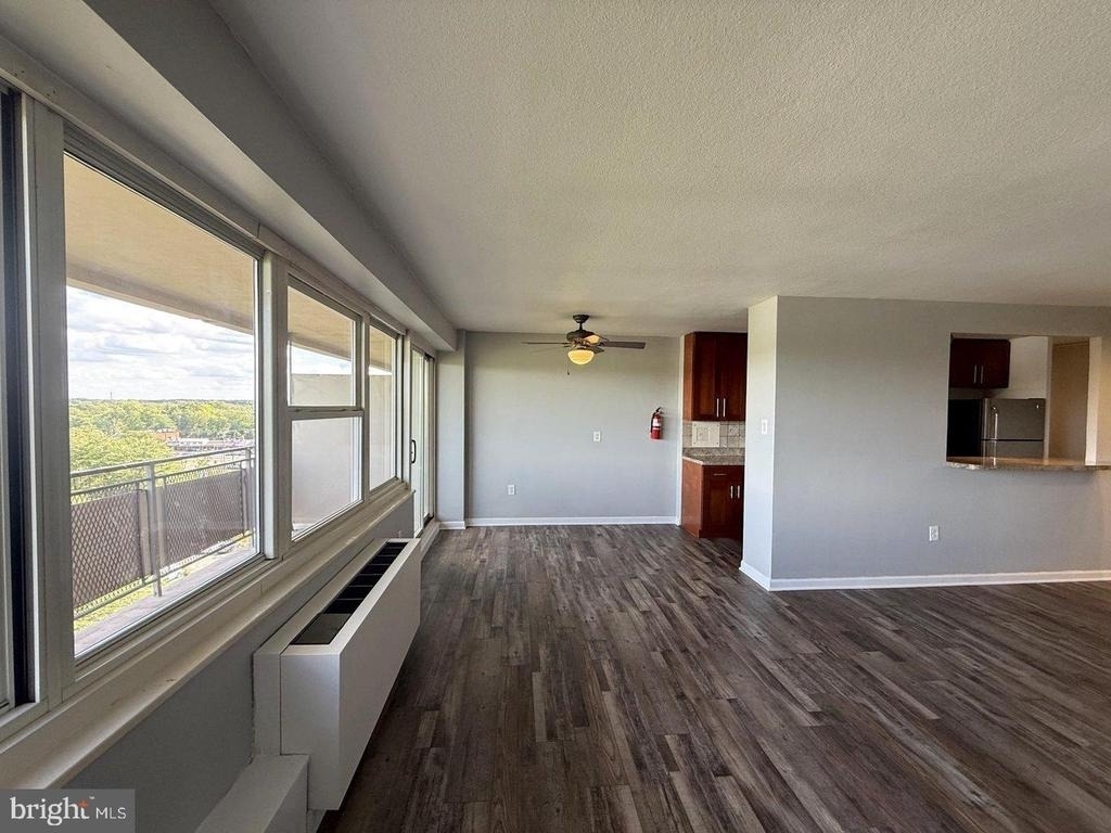 901 Barclay Towers - Photo 4