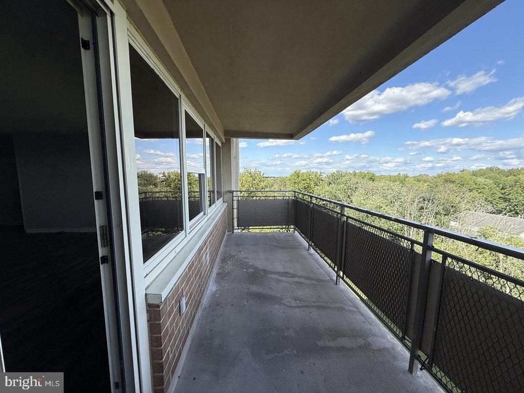 901 Barclay Towers - Photo 15