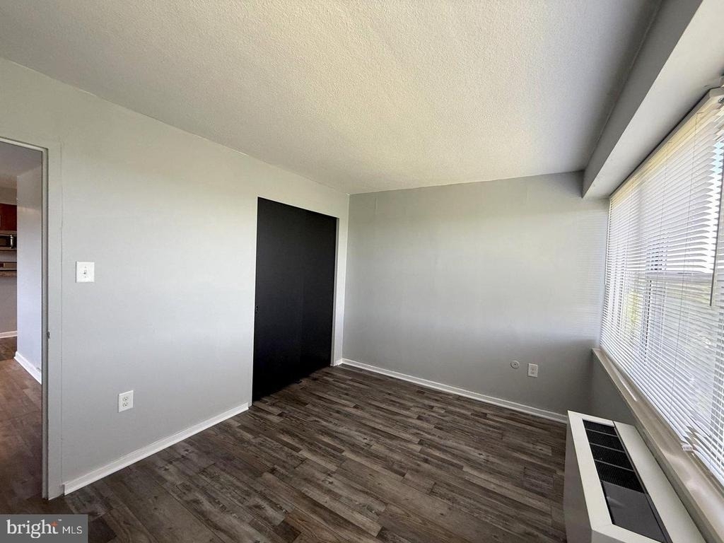 901 Barclay Towers - Photo 12