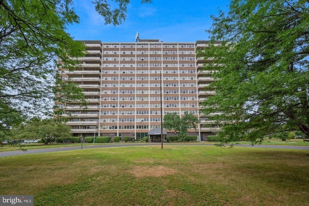 901 Barclay Towers - Photo 0