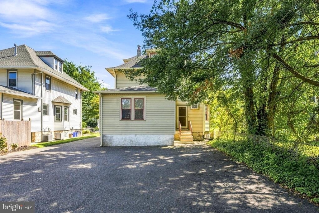809 Collings Avenue - Photo 16