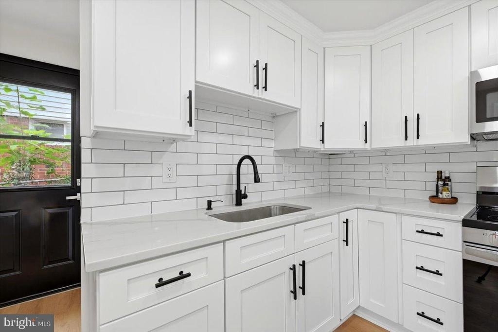 2412 Valley Way - Photo 3