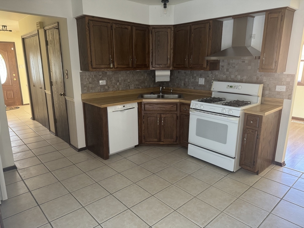 8124 167th Place - Photo 2