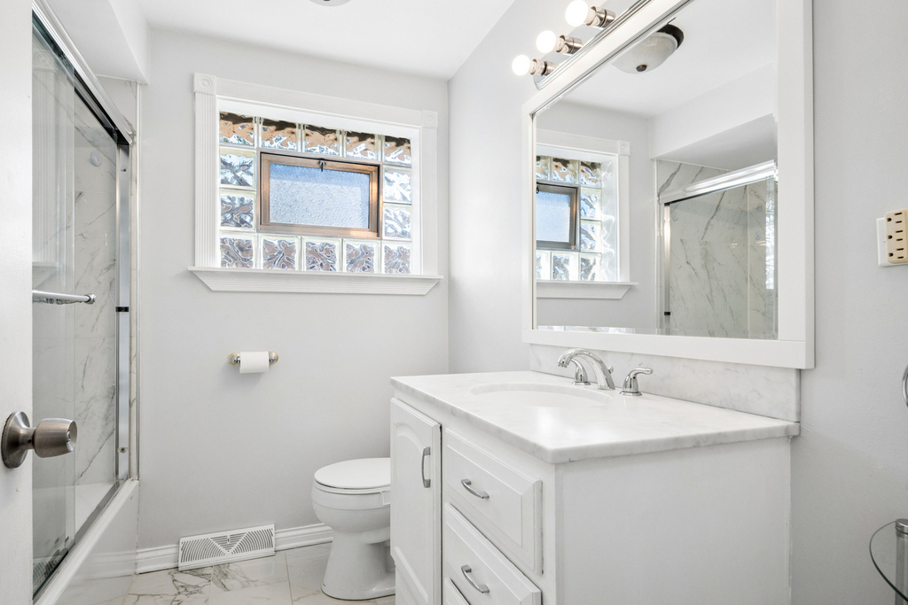 11246 S Whipple Street - Photo 3