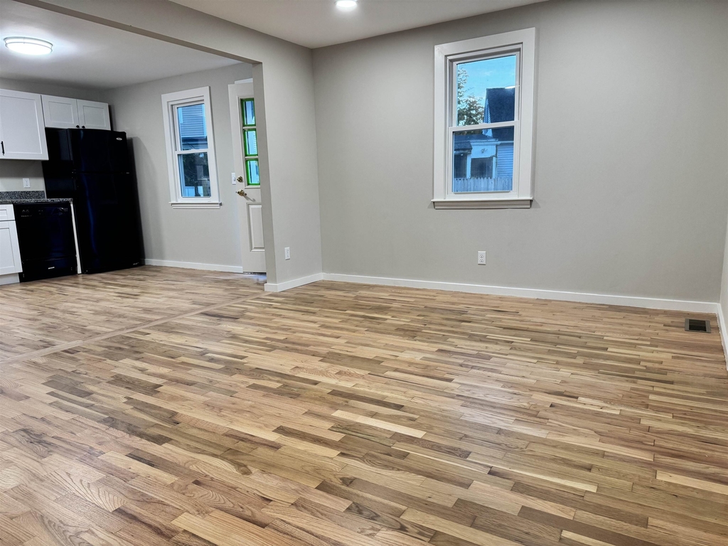 361 Elgin - Photo 4