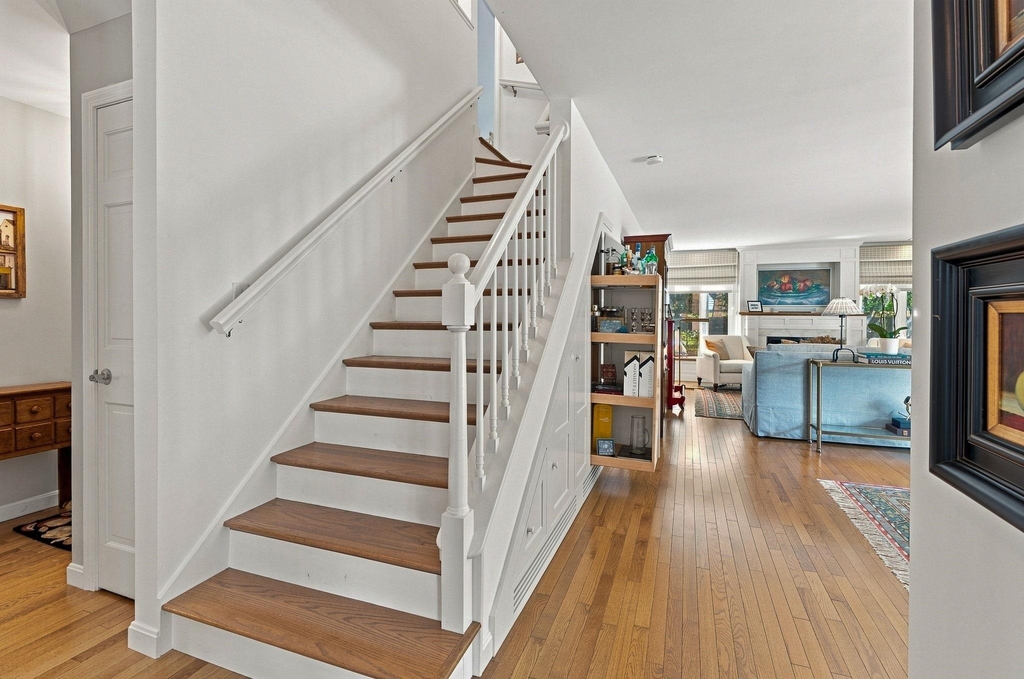 203 Straw Hill - Photo 2