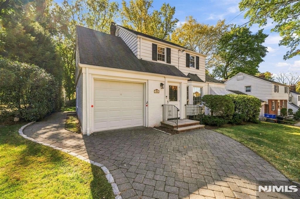 16 Hillcrest - Photo 0