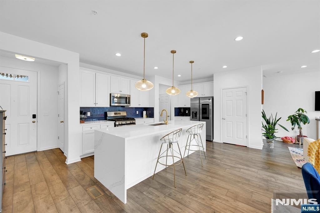 83 Sequoia - Photo 4