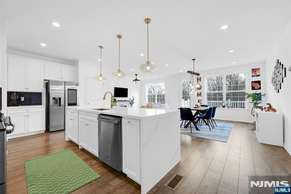 83 Sequoia - Photo 2