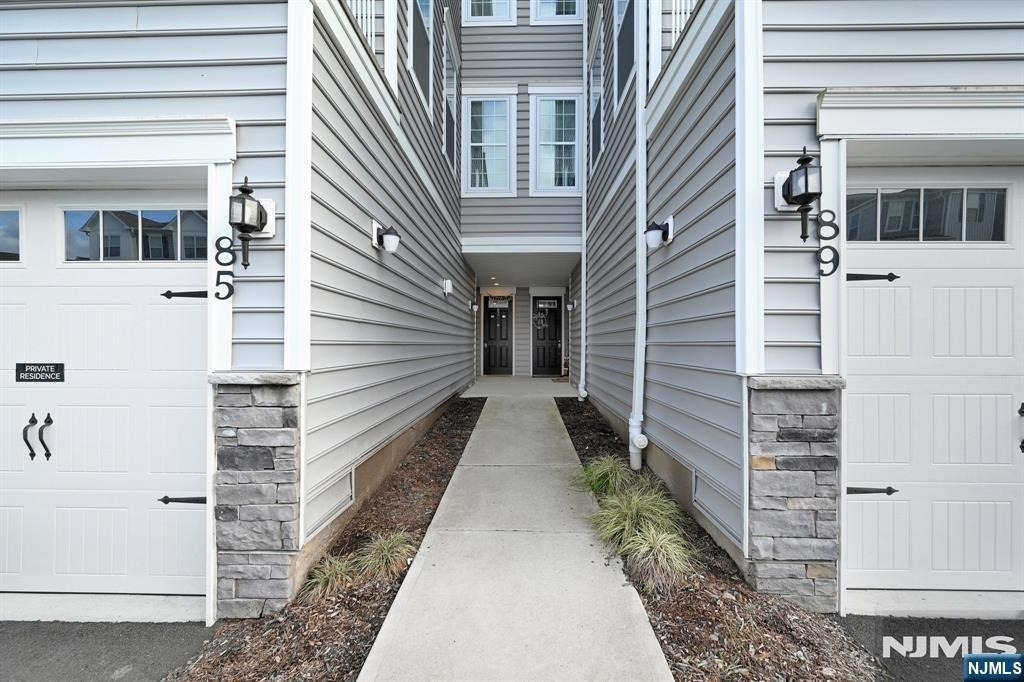 83 Sequoia - Photo 1