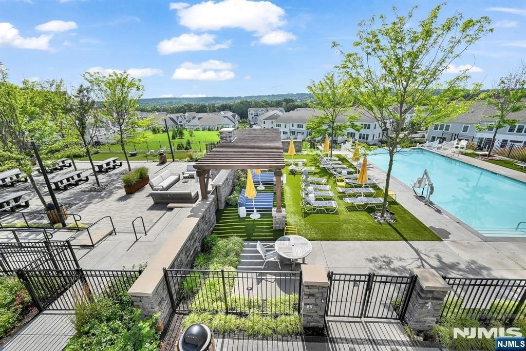 83 Sequoia - Photo 44