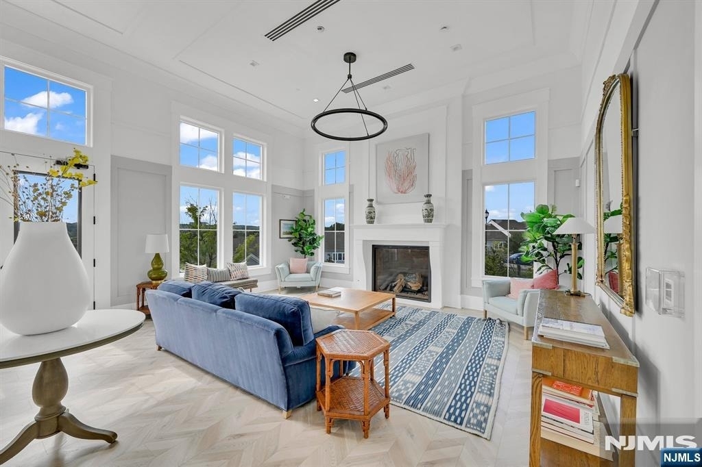 83 Sequoia - Photo 37