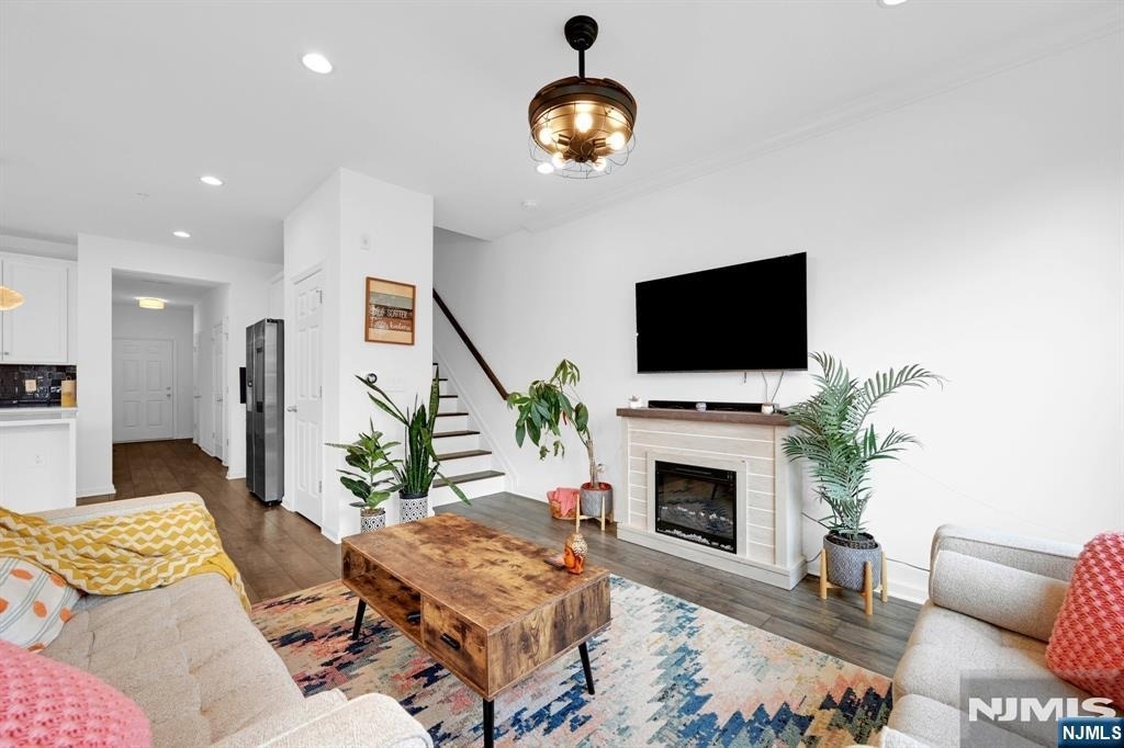 83 Sequoia - Photo 17