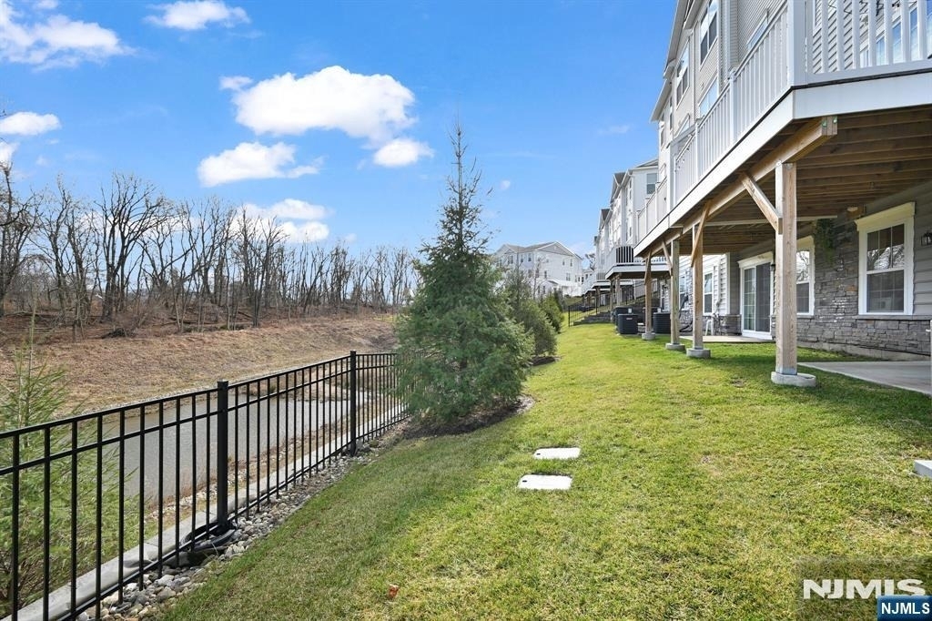 83 Sequoia - Photo 35