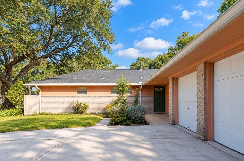 5315 Creekbend Drive - Photo 0