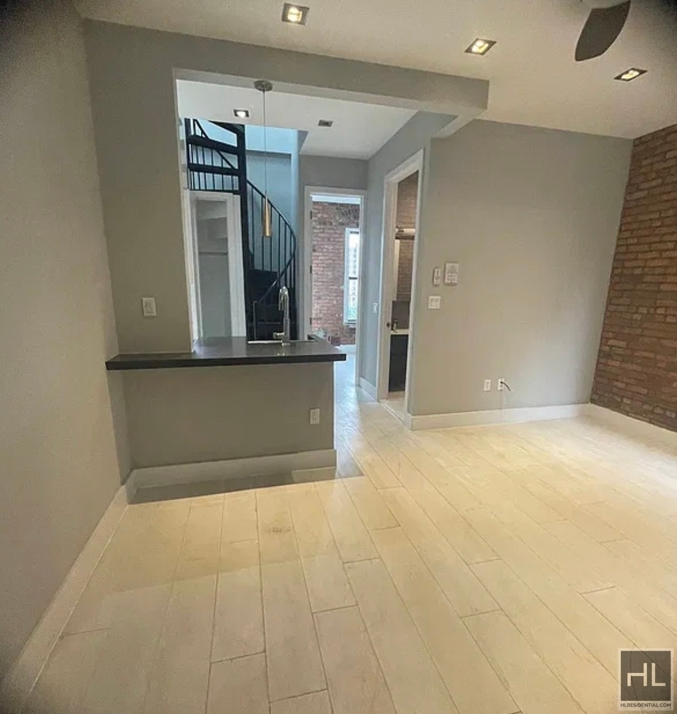 West 52 Street - Photo 8