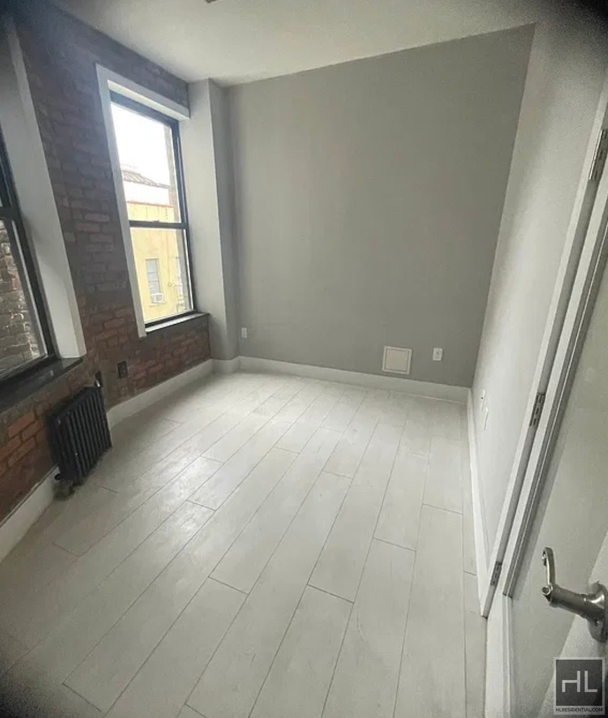 West 52 Street - Photo 1