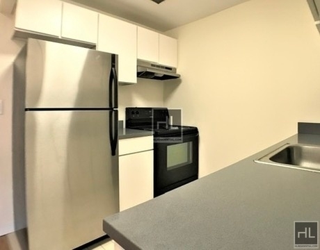 Metropolitan Avenue - Photo 2