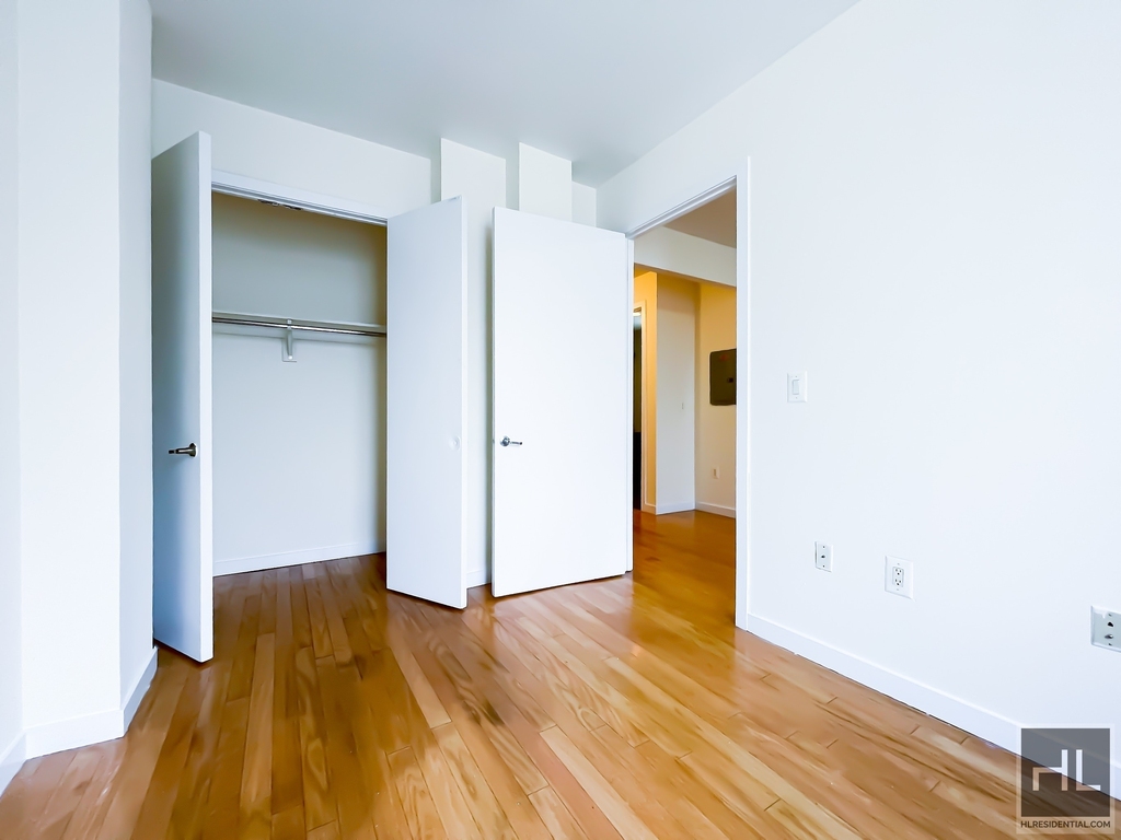 Metropolitan Avenue - Photo 1