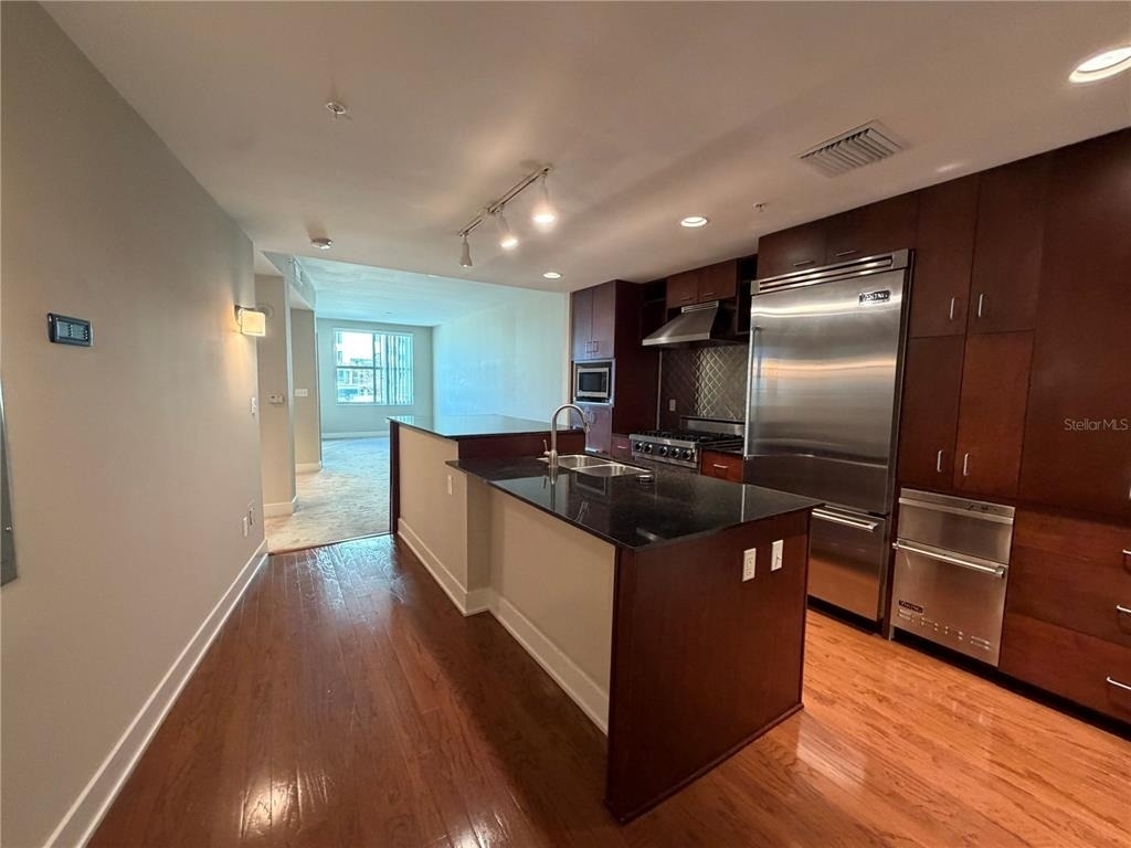 1120 E Kennedy Boulevard - Photo 2