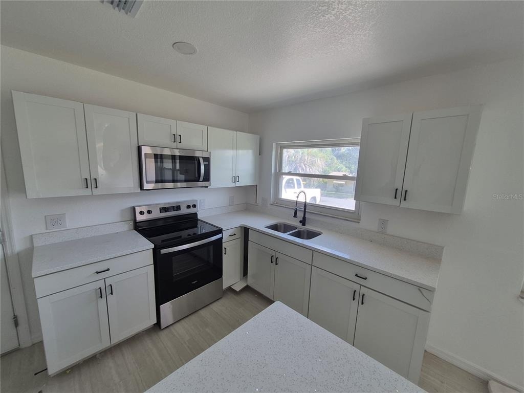 805 Longfellow Terrace - Photo 3