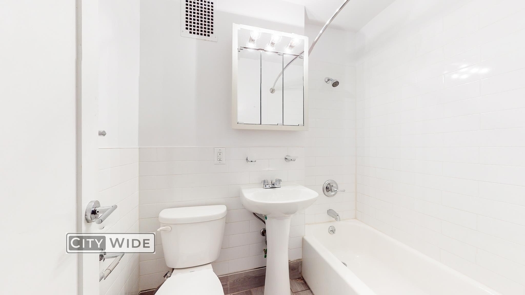 160 East 55th Street - Photo 4