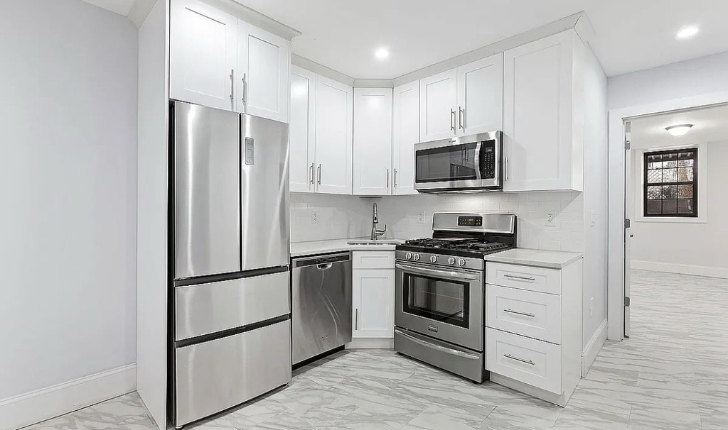 1075 Hancock Street - Photo 3