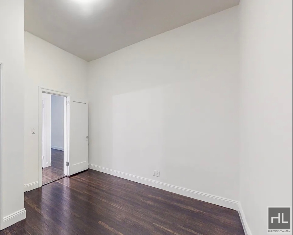 East 91 Street - Photo 2