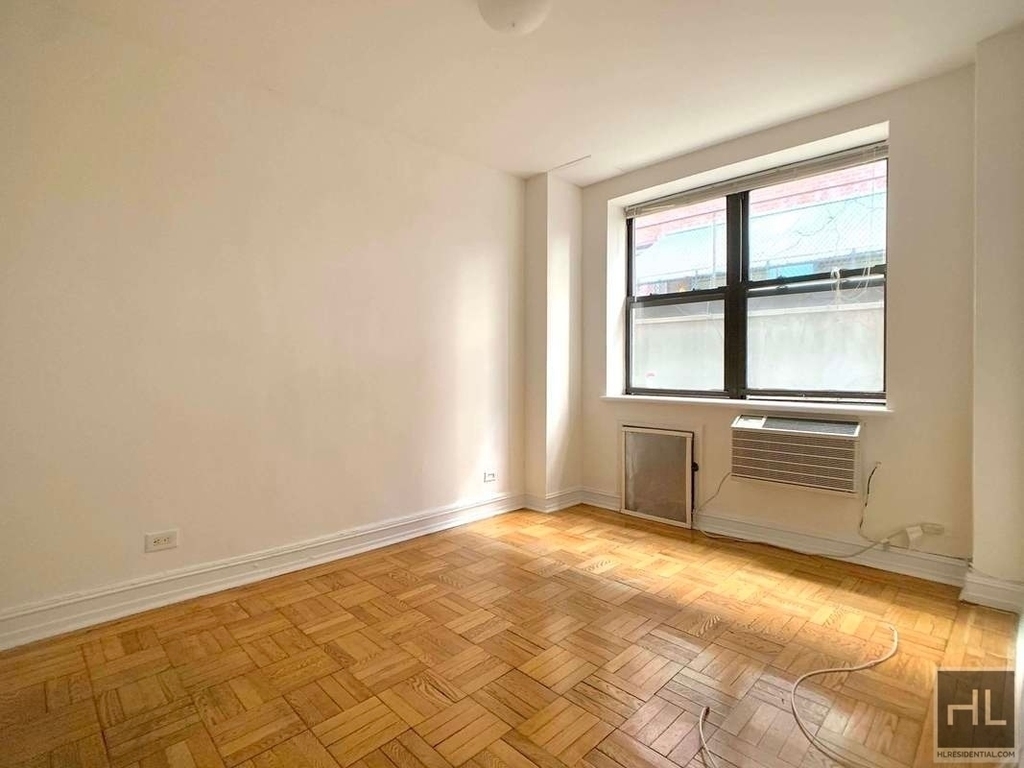 East 46 Street - Photo 1