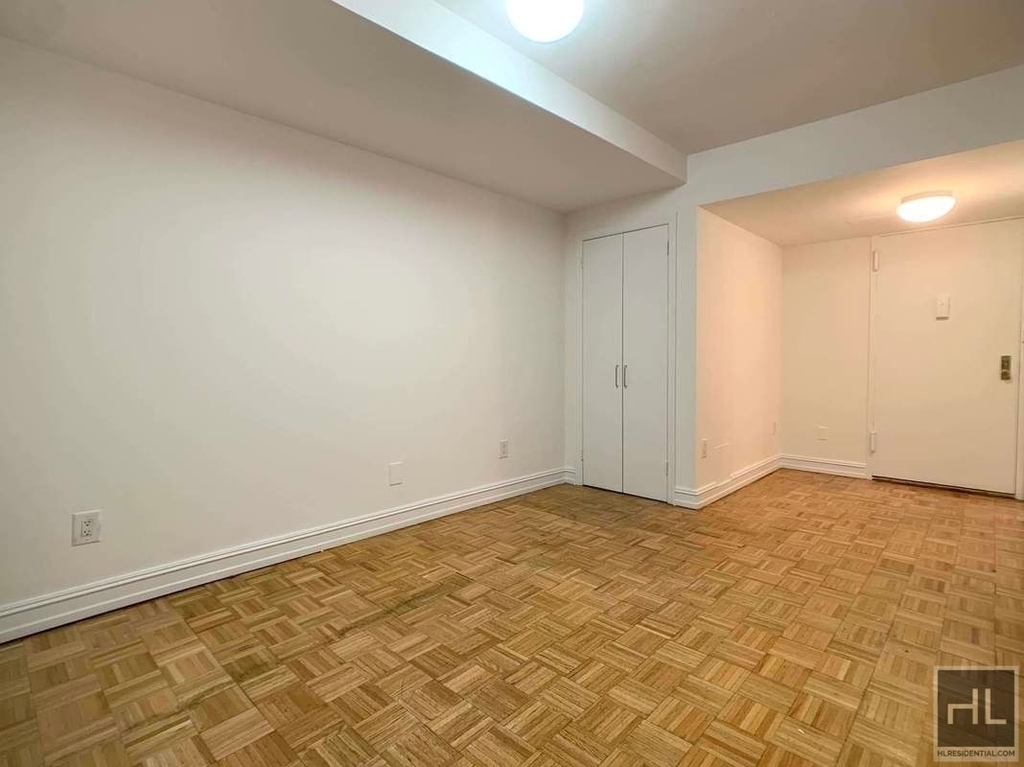 East 46 Street - Photo 4