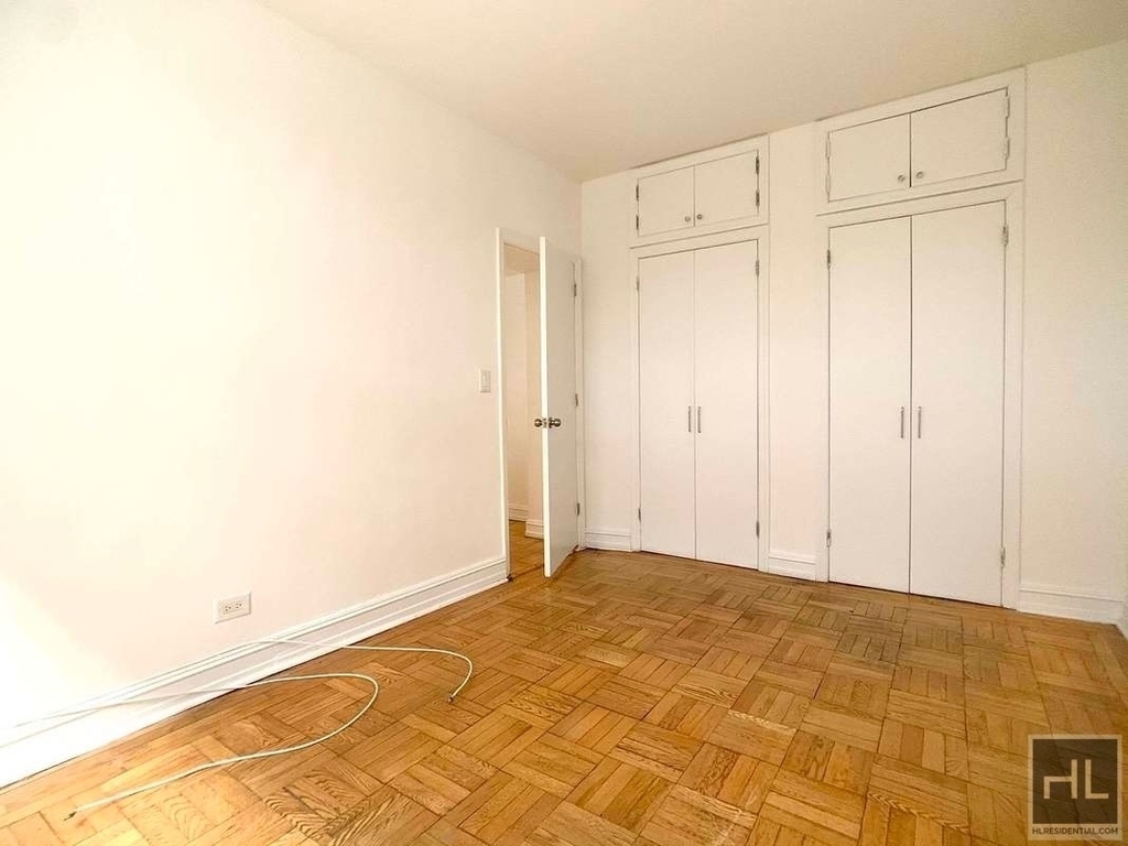 East 46 Street - Photo 2