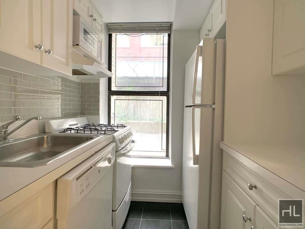 East 46 Street - Photo 0