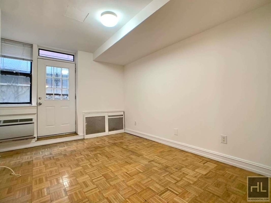 East 46 Street - Photo 3