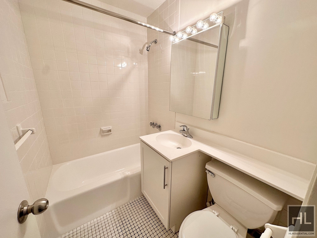 East 49 Street - Photo 8