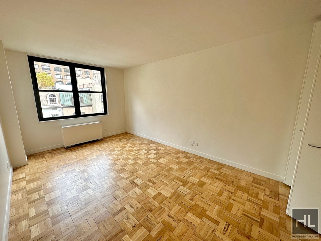 East 49 Street - Photo 3