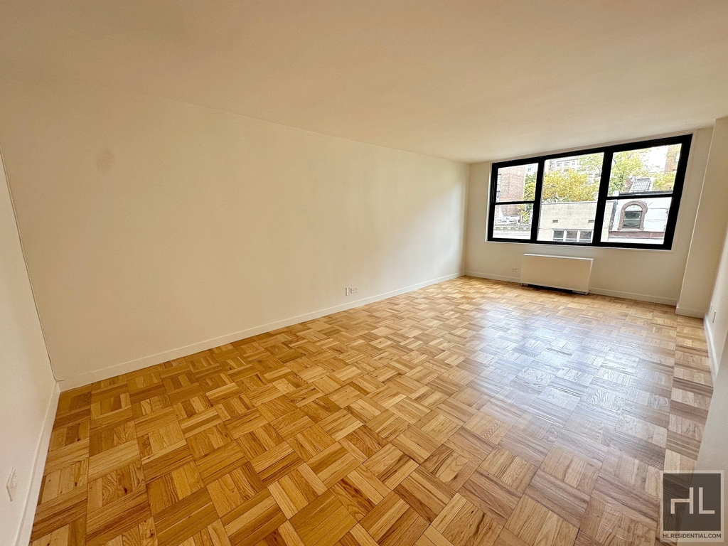 East 49 Street - Photo 0