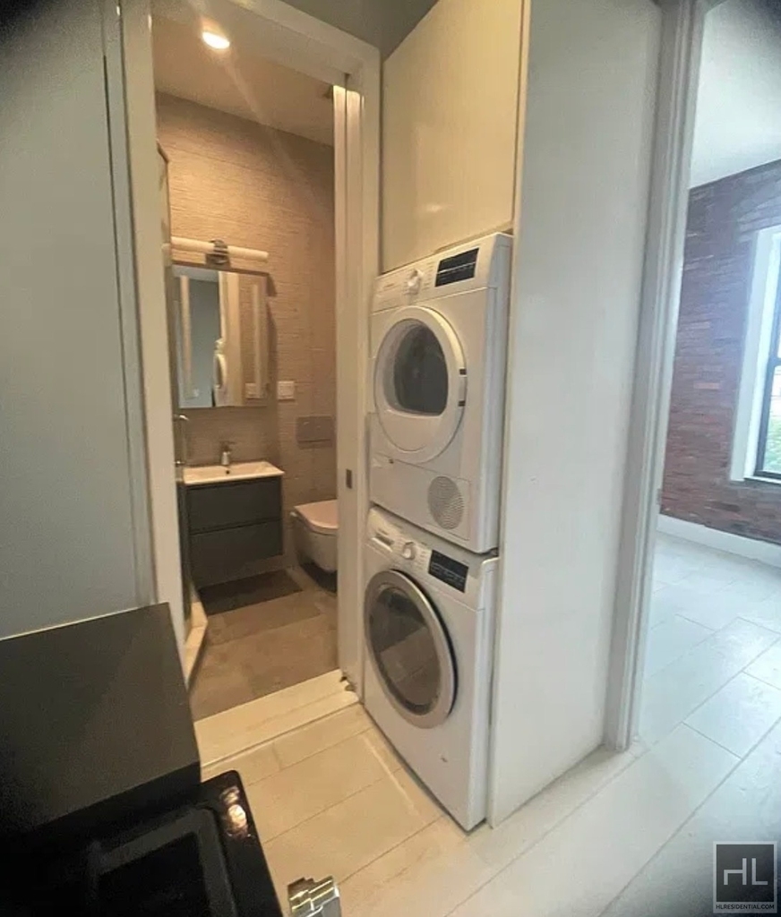 West 52 Street - Photo 6