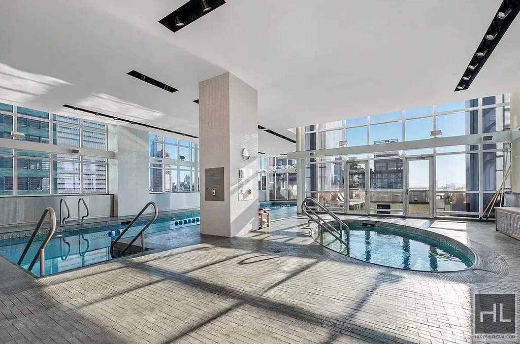 West 48th Street - Photo 10