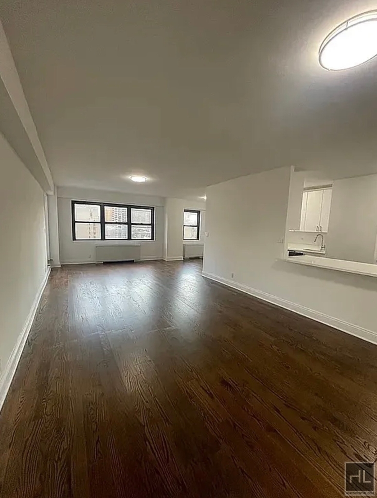 E 89 St - Photo 2