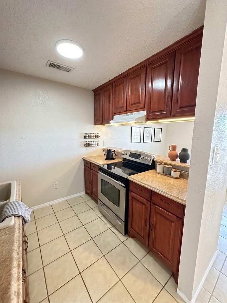 101 West Place - Photo 1
