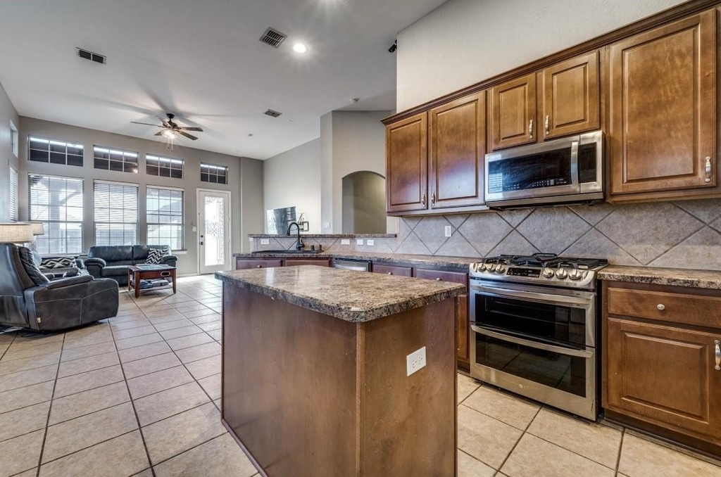 2480 Deerwood Drive - Photo 3