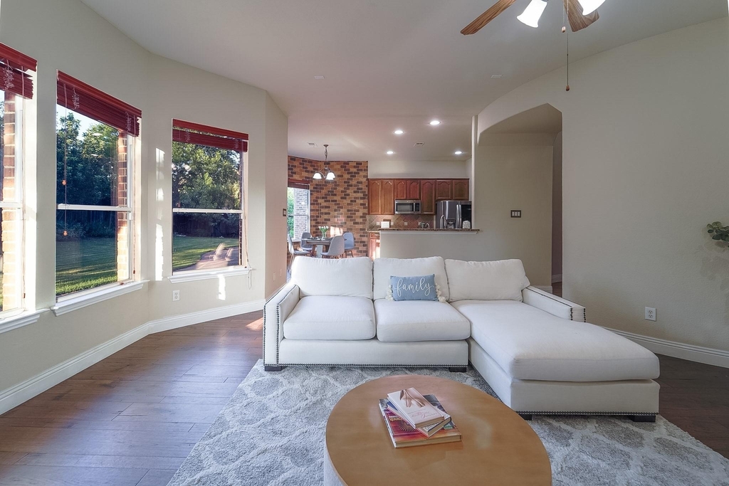 924 Brentwood Drive - Photo 2