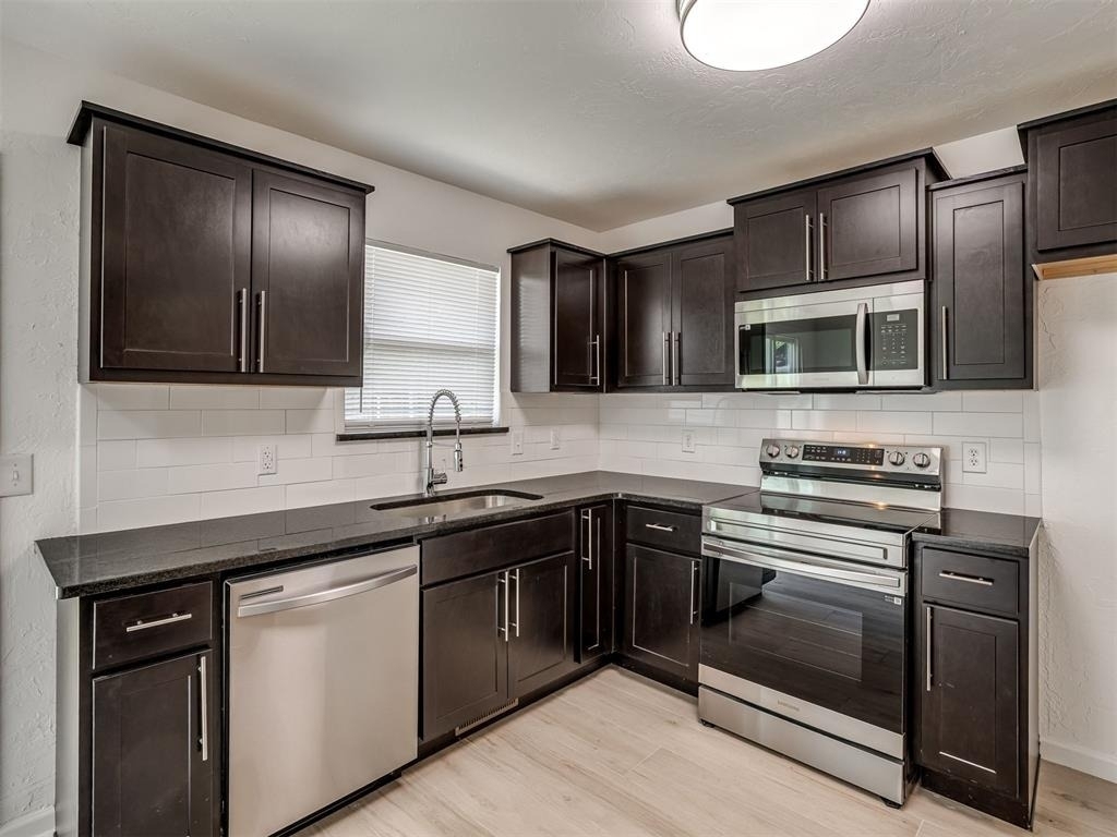 221 W Wayne Street - Photo 16