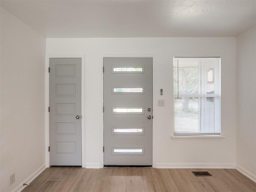 221 W Wayne Street - Photo 4