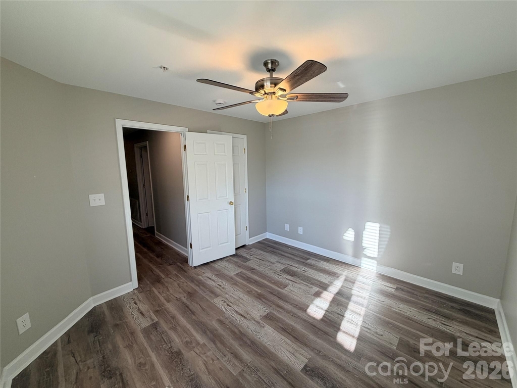 547 Southeast Drive - Photo 3